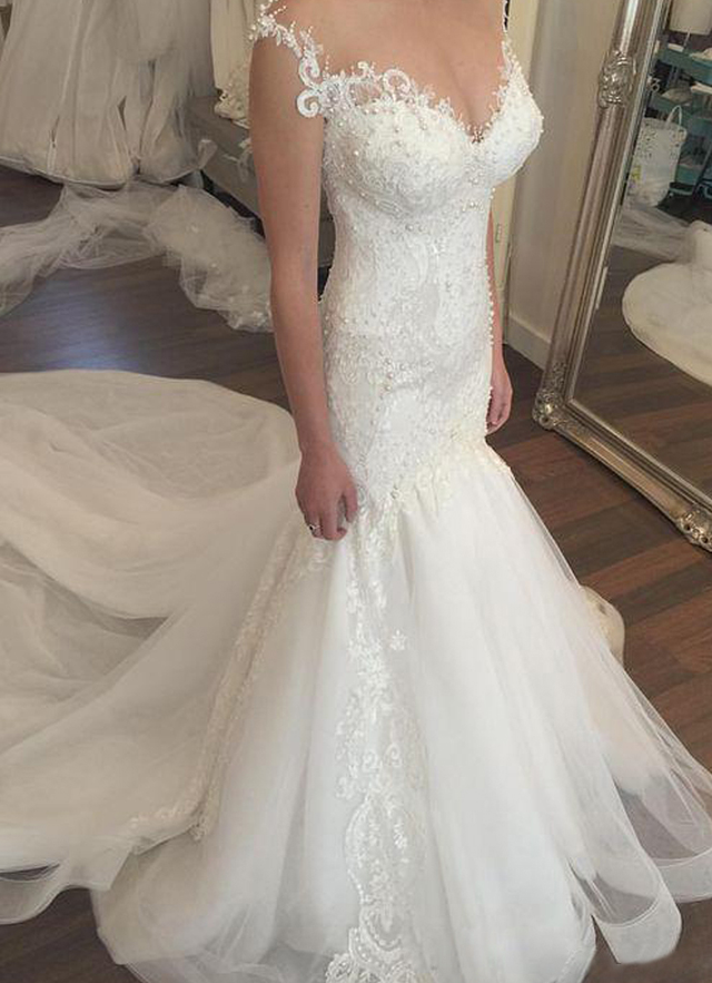 Sheath/column Sleeveless Sweetheart Chapel Train Tulle Wedding Dress With Appliqued Lace