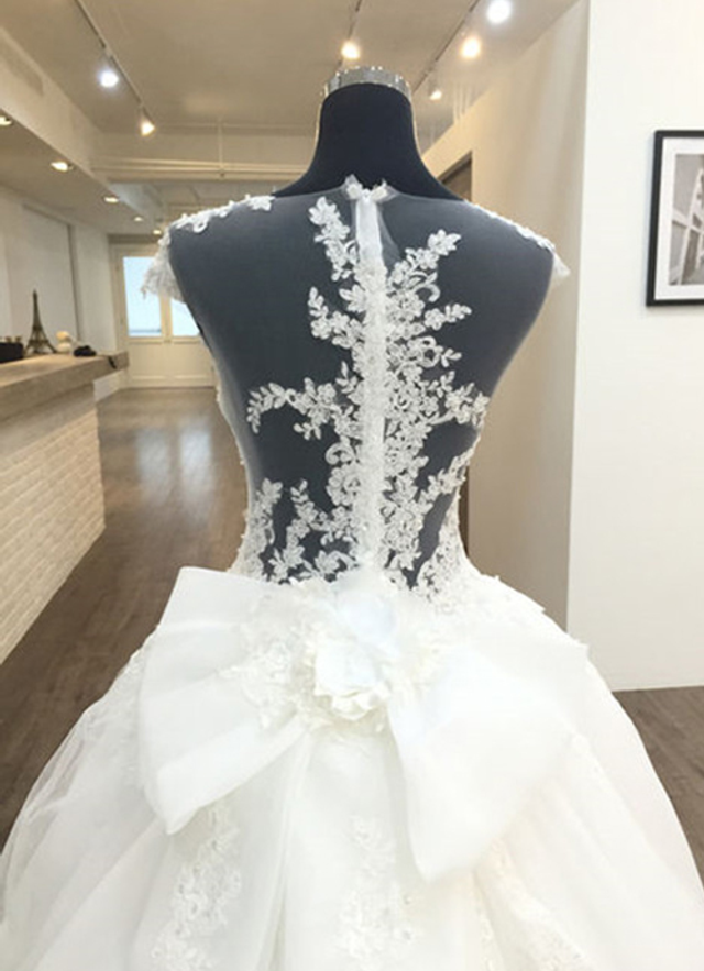 Ball-gown/princess Sweetheart Sleeveless Chapel Train Tulle Wedding Dress With Appliqued Lace